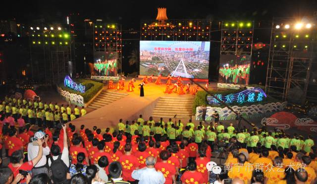 南宁市庆祝中华人民共和国成立67周年“我爱你•中国”大型广场歌咏晚会在民歌湖倾情上演