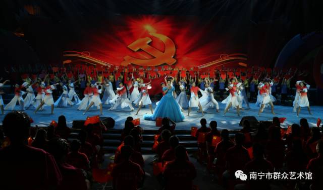 昂首奋进新时代，同心共筑中国梦——“庆祝十九大 共筑中国梦”2017年南宁市大型群众歌咏晚会昨晚在民歌湖大舞台上演