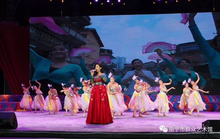 第九届广西音乐舞蹈比赛优秀节目惠民演出在南宁民歌湖大舞台上