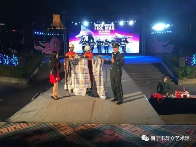 消防官兵加入歌圩，为市民普及消防常识