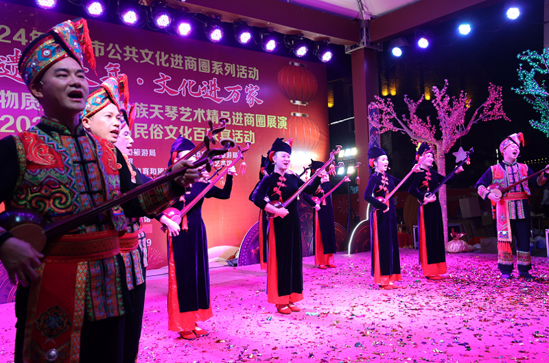 品美食，看表演，话家常，别样风情百家宴——国家级非遗壮族天琴艺术走进南宁商圈昨日浓情开启