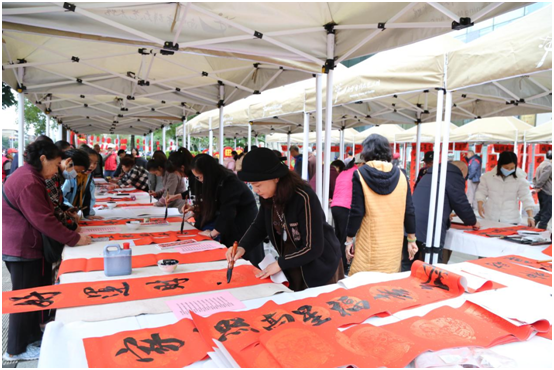 翰墨飘香添年味，南宁市民齐聚群艺馆喜气洋洋领春联